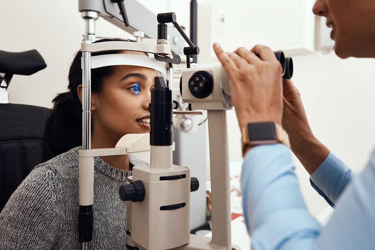 frau-mit-refraktionsgeraet-und-optiker-2