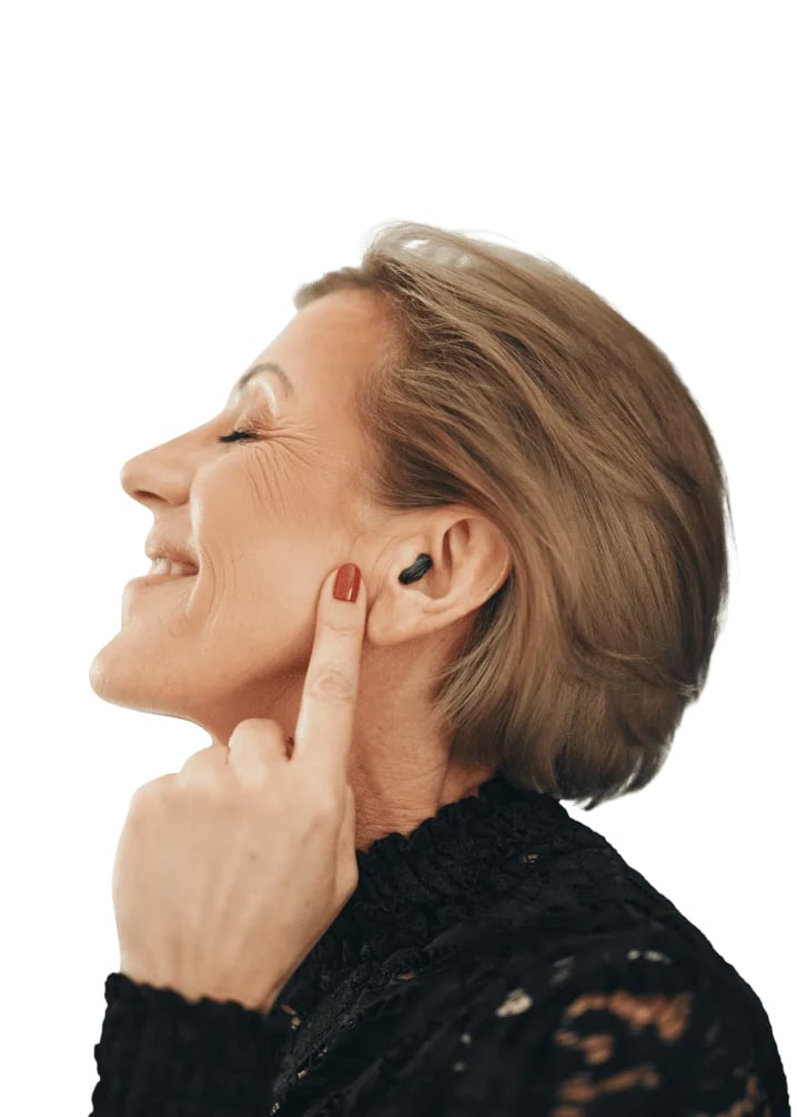frau-mit-hoergaeret-im-ohr