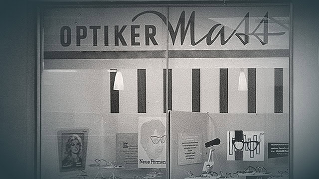 Historisches Bild eines Schaufenster, dass mit Optik- und Modemagazinen dekoriert ist von Matt optik