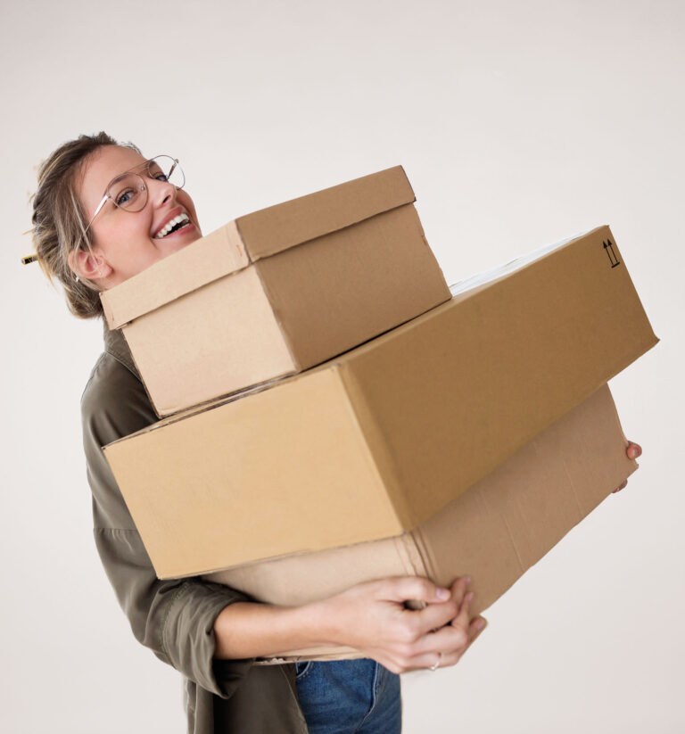 Frau trägt drei braune Kartons